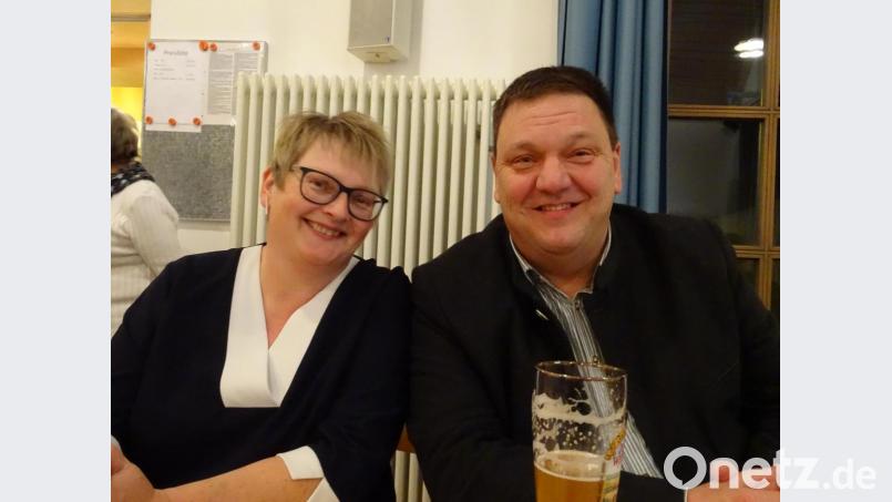 Freude nach der Nominierung in Wolfring: Bürgermeister Christian Ziegler
(rechts) und seine Frau Iris. An diesem Abend war allerdings noch unklar, ob nicht aus Högling oder Dürnsricht ein Gegenbewerber für das Amt des Fensterbacher Gemeindeoberhaupts kommen würde. Unterdessen ist aber deutlich geworden, dass Ziegler (52) bei der Kommunalwahl mit hoher Wahrscheinlichkeit allein in Rennen geht. Bild: Houschka
