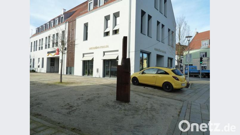 Auf kurzem Weg ins barrierefreie Haus der Stiftung. Dort wo das gelbe Auto steht, wäre ein Behinderten-Parkplatz von Vorteil. Bild: Portner