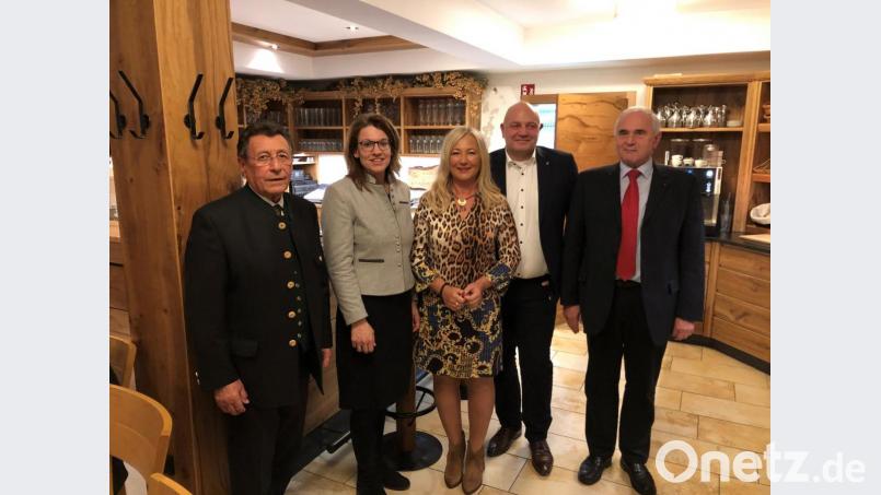 Präsident Matthias Graf (Zweiter von rechts) und Vorstandsmitglied Alois Hagl (rechts) freuen sich über die neuen Mitglieder Martina Englhardt-Kopf (links) und Renate Ahrens. Als Pate fungierte Hans Hottner (links). Bild: exb/Andreas Weindler