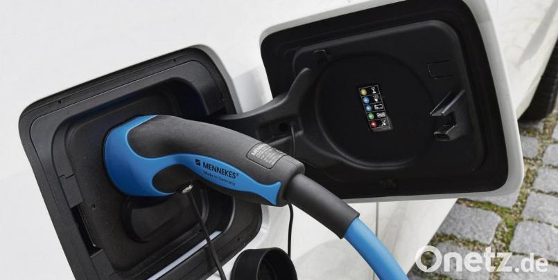 Eine Lademöglichkeit für Elektrofahrzeuge gibt es sogar schon im Landratsamt in Amberg. Und die Säulen werden immer mehr, deswegen sind auch Langstrecken kein Problem. Bild: Petra Hartl