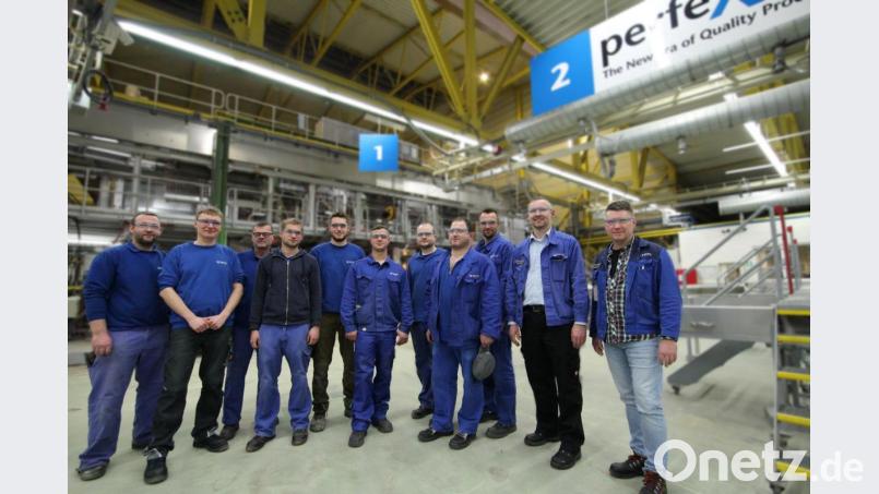 Das SCHOTT-Team der Energieschlosser um Thomas Dubrowski (2.v.r.) hatte im vergangenen Geschäftsjahr die Idee mit dem größten Einsparungspotenzial. SCHOTT braucht zeitweise 150m³ Leitungswasser am Tag weniger. Solche Vorschläge landen bei SCHOTT auf dem Schreibtisch von Ideen-Manager Siegfried Gennari (rechts). Bild: Felix Saalfrank-Photography, Schott AG/exb