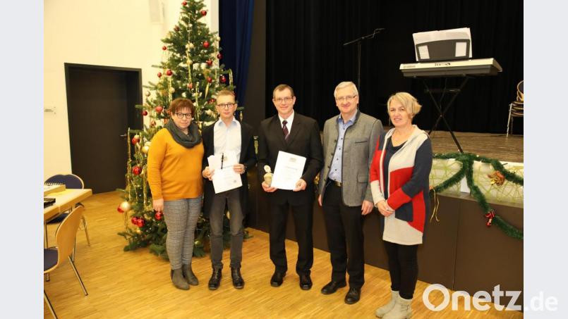 Den Staatspreis konnten Stefan Schösser (zweiter von links) und Franz Oswald (dritter von rechts) in Empfang nehmen. Mit auf dem Bild (von links) Schulleiterin Hannelore Doleschal, Trägervereinsvorsitzender Johannes Reger und stellvertretende Schulleiterin Claudia Wolf. Bild: njn