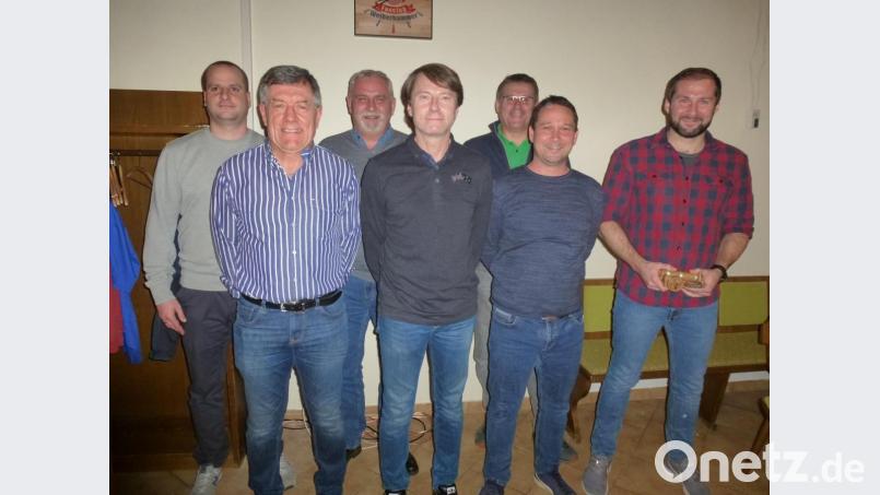Erneut übernimmt Karl-Heinz Hasler die Führung der AH. Ihm zur Seite stehen Günter Rosenberger und Bastian Siebert (von links). Nicht im Bild Rainer Niewerth. Rechts Torschützenkönig Jürgen Biller. Bild: bk