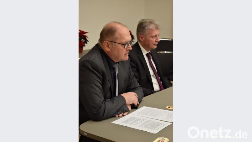 Reinhard Schön (links) berichtet dem Marktrat von seiner Tätigkeit als Behindertenbeauftragter. Bild: szl
