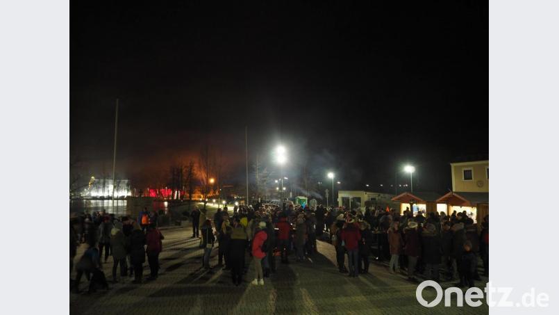 200 Besucher feiern am Beckenweiher Silvester. Bild: exb