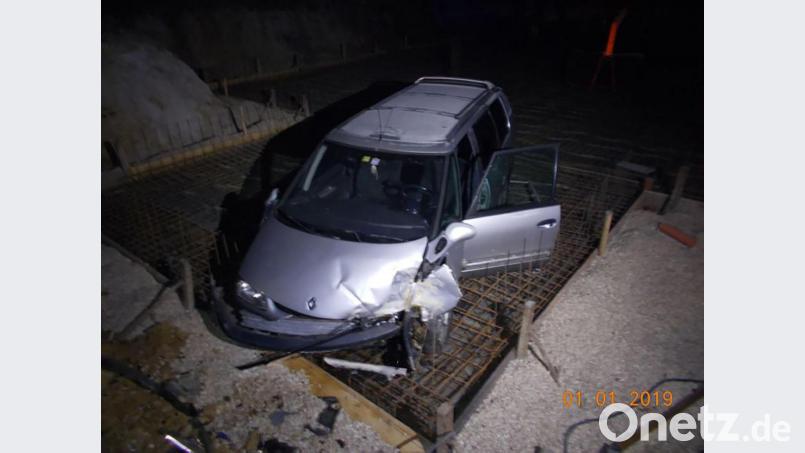 Ein betrunkener 35-Jähriger ist mit seinem Wagen in eine Baugrube gefahren. Bild: Polizei