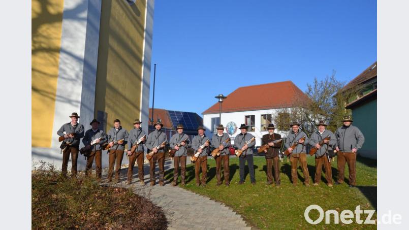 Die Moosbacher Böllerschützen schossen am Marktplatz Moosbach das neue Jahr an. Bild: gi