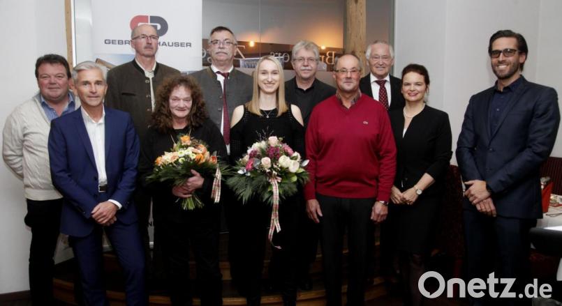 Thomas, Claudia und Klaus Donhauser (von rechts) ehrten treue und fortbildungswillige Mitarbeiter. Zwei verabschiedeten sie in den Ruhestand. Bild: Hirsch