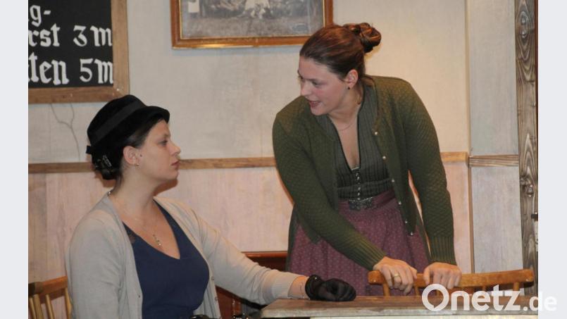 Zwei, die sich nicht gerade mögen: die Veichtlingerin (links) und die Moorwirtin. Bild: Schönberger, Ferdinand [fsb]