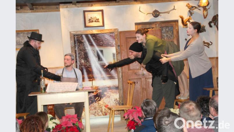 Es wird turbulent, denn die beiden Geister stürzen sich auf Schaufe. Bild: Schönberger, Ferdinand [fsb]