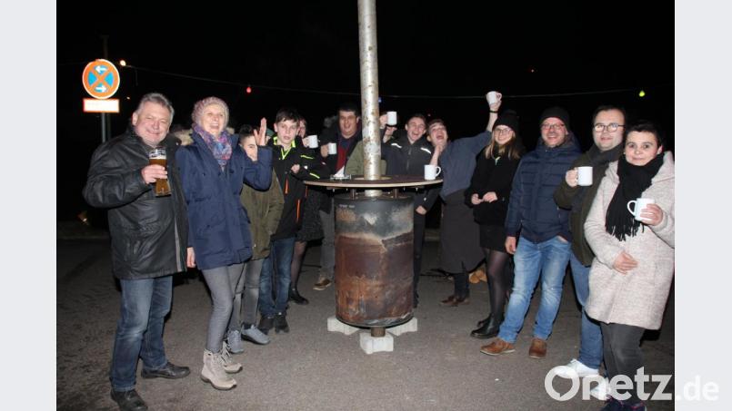 Rund um die Wärmefeuer haben die „Jungen“ in Niedermurach auf das neue Jahr angestoßen und sich schon auf das Festjahr „Mouara feiert“ im nächsten Jahr eingestimmt. Bild: frd