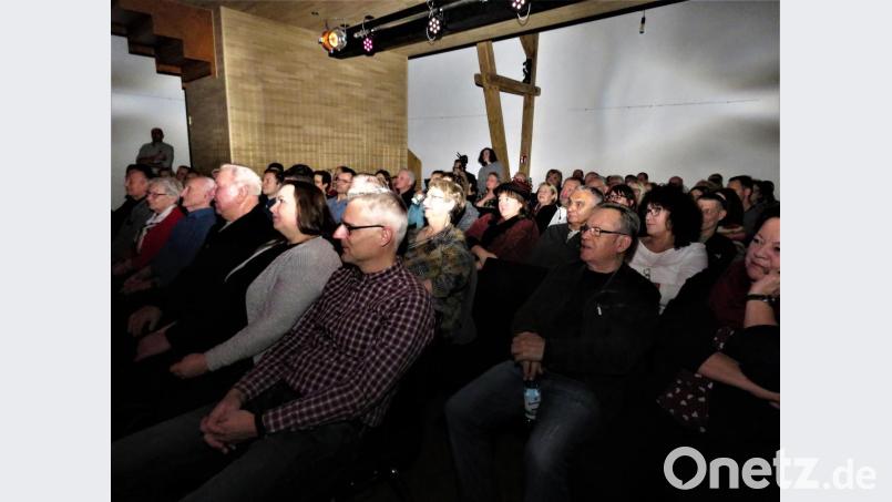 Ganz still war's, als Sänger Stefan Sommer von der Liebe und der Sehnsucht nach dem Süden sang. Bild: ubb