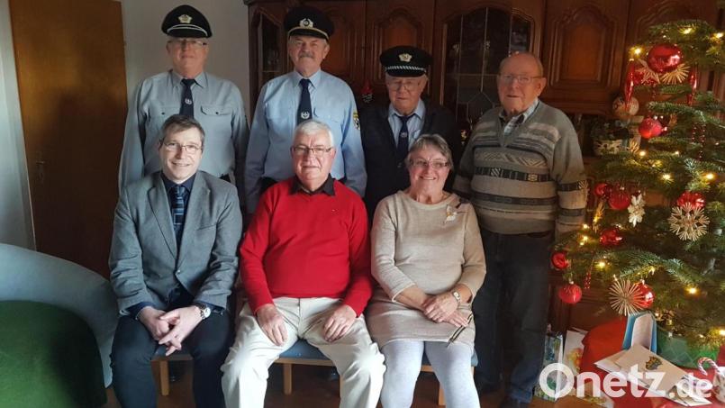 Manfred Kaiser feierte seinen 80. Geburtstag im Kreise seiner Verwandten und Bekannten. Dazu gratulierte seine Ehefrau Marianne und Bürgermeister Hermann Ach. Eingereiht in die Gratulantenschar hatten sich Vertreter des Fördervereins Schloss Burgtreswitz, des Kriegervereins Burgtreswitz und des Kreisfischereivereins Vohenstrauß. Bild: gi