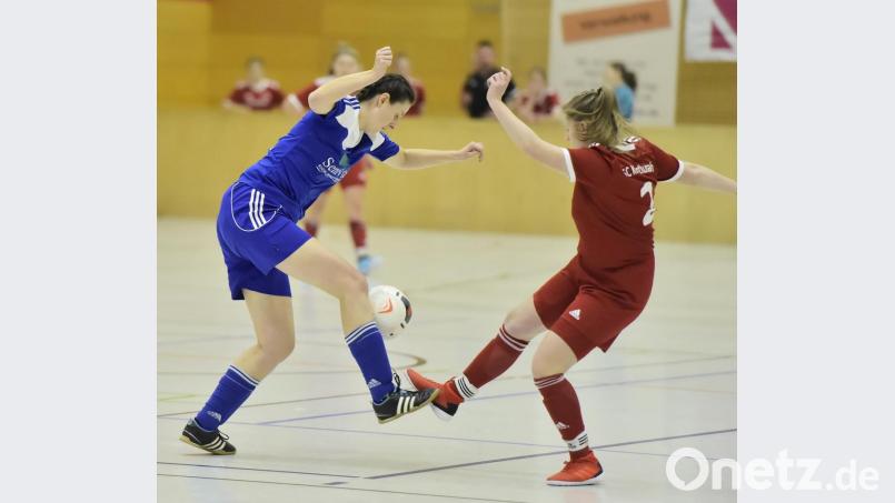Packende Duelle lieferten sich beim Ladies-Indoor-Soccer-Cup des SV 08 Auerbach an zwei Tagen in vier Turnieren insgesamt 16 Mädchen- und 17 Frauenteams. Bild: Hubert Ziegler