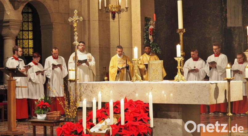 Feierlicher Jahresendgottesdienst in St. Josef in Weiden unter Leitung von Pfarrer Markus Schmid (Fünfter von links). Bild: Bühner