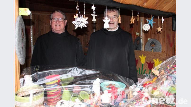 Seit 52 Jahren lebt der Neustädter Bruder Manuel Witt (links) im Kloster Münsterschwarzach. Seinen eingeschlagenen Lebensweg hat der gelernte Schuster nie bereut. Rechts im Bild Bruder Stefan, ein Steuerberater, der den Neustädter zum Adventsmarkt des OWV begleitete und Produkte aus dem Fair-Handel anbot. Bild: prh