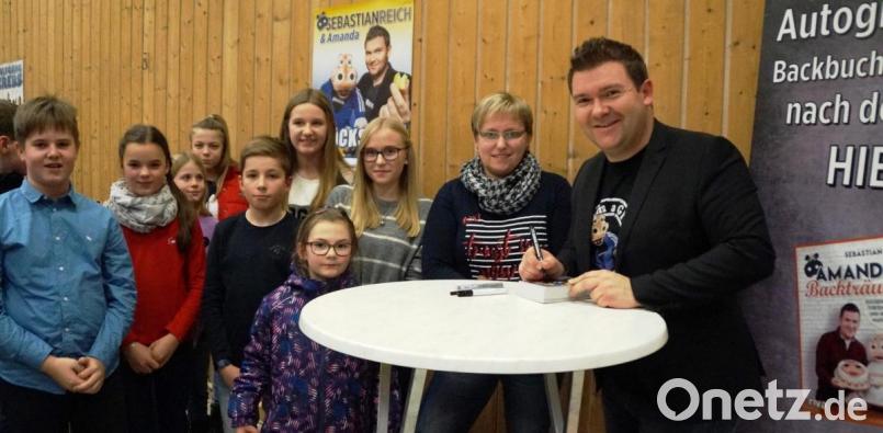 Viele Besucher wollten die Veranstaltung nicht ohne ein Autogramm von Sebastian Reich verlassen. Bild: weu