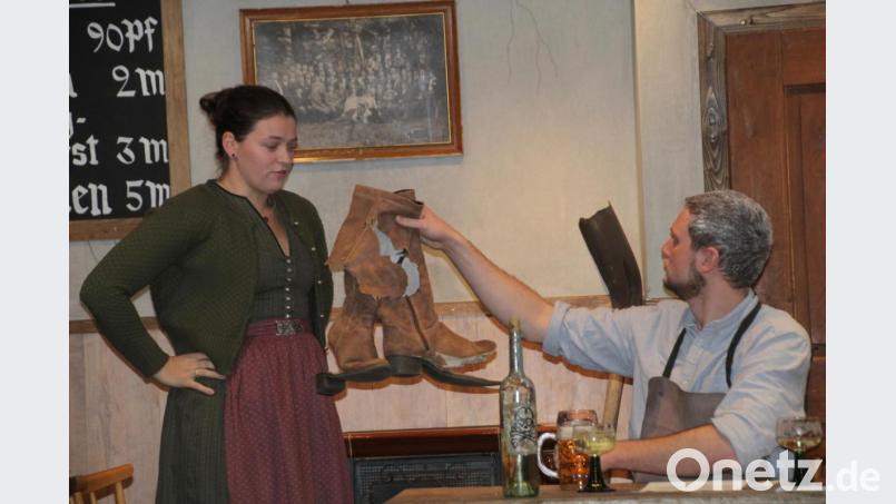 Bevor der Dorfschuster die Wirtin heiratet, will er nackt mit diesen Schuhen auf der Straße tanzen. Bild: Schönberger, Ferdinand [fsb]