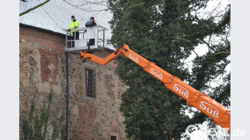 Durch den Einsatz einer Hebebühne war es möglich, die verstopften Dachrinnen und Abläufe bis in den letzten Winkel zu säubern. Bild: gi
