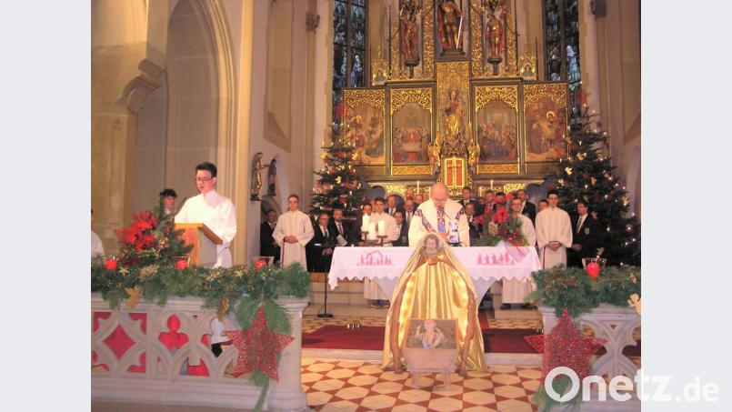 Bild zeigt einen Ausschnitt aus dem Jahresschlussgottesdienst am Dienstag in der Stadtpfarrkirche St. Sigismund mit Pater Reinhold Schmitt am Volksaltar und Lektor David Kirschsieper am Ambo (links) bei der Bilanzziehung über das Jahr 2019 in der Pfarrei St. Sigismund, den Ministranten und im Hintergrund mit dem Chor des Männergesangvereins. Bild: tu