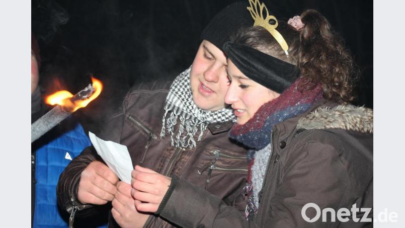 Das Kirwapaar Benedikt Fink und Sara Zwack hielten in Pertolzhofen die „Neujahrsansprache“ und wünschten eine unfallfrei Baufertigstellung. Bild: frd