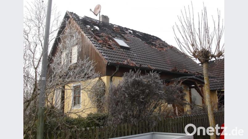Wohnhaus und Nebengebäude fielen am Neujahrstag einem Brand zum Opfer. Die Ermittlungen führt die Polizeiinspektion Burglengenfeld, Brandfahnder der Kripo wurden zugezogen. Man geht davon aus, dass das Feuer durch eine verirrte Rakete oder Böller verursacht wurde. Bild: Hirsch