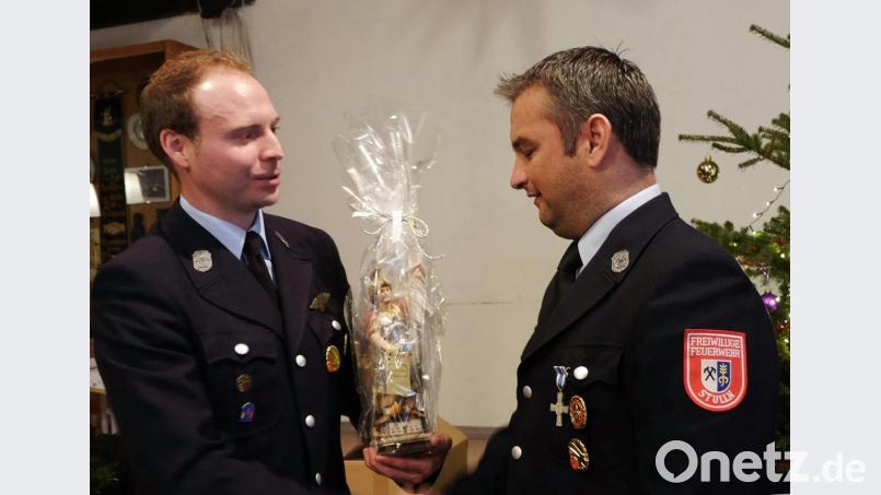 Neu gewählter Vorsitzender der Freiwilligen Feuerwehr Stulln, Thomas Kiener (links), bedankt sich bei Stefan Attenberger für neun Jahre engagierten Einsatz und überreichte als Anerkennung und zur Erinnerung eine Floriansfigur. Bild: ohr