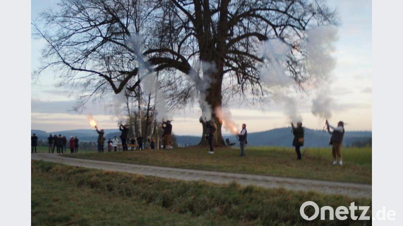 Die Böllerschützen verabschiedeten das alte Jahr mit lauten Donnerschlägen. Bild: slh