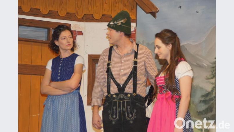 Rosl (Jasmin Rettinger) gesteht ihrer Mutter Philomena (Monika Ferstl/links) ihre Liebe zum Knecht Nazl (Sebastian Betz). Bild: mmj