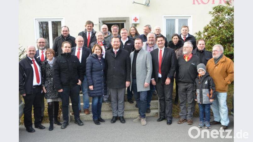 Bundestagsabgeordneter Uli Grötsch und Landtagsabgeordnete Annette Karl (Mitte) kamen mit einer großen Delegation von SPD-Politikern aus der Region beim BRK an Silvester vorbei. Bild: dob