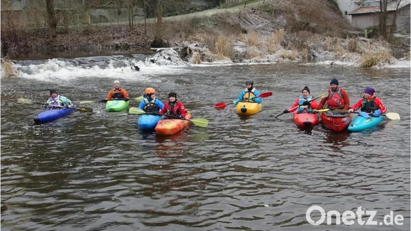 Selbst Temperaturen um den Gefrierpunkt können die Paddler von Kanu Weiden nicht schrecken. Sie starten wie immer zu ihrer Jahresabschlussfahrt auf der Waldnaab. Bild: exb