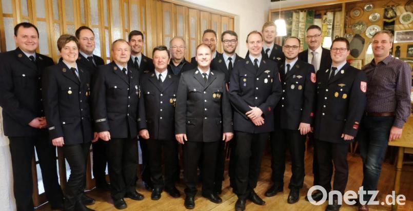 Bürgermeister Hans Prechtl (Dritter von rechts) gratulierte dem neu gewählten Vorstand der Freiwilligen Feuerwehr Stulln. An der Spitze stehen als Erster Vorstand Thomas Kiener (Sechster von rechts) mit Stellvertreter David Raab (rechts daneben). 
Ebenfalls neu in Positionen: Michael Schwarz/Kassier (Dritter von links), Stellvertreter Sebastian Peltzer (links) und Zweiter Schriftführer Jonas Muckenschnabel (Fünfter von rechts). 
Mit im Bild der Verwaltungsrat und die Vertrauensleute. Bild: ohr