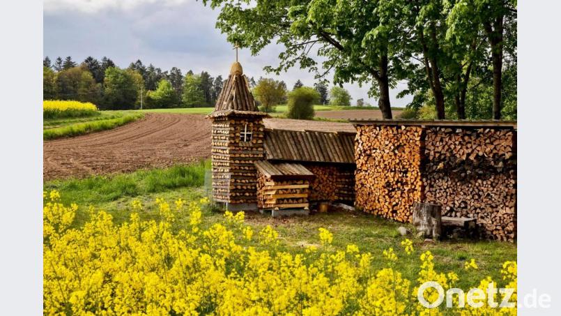 Dieses Bild aus Freudenberg machte 2019 bayernweit Schlagzeilen: Das Holzkircherl von Martin Rumpler. Bild: gri