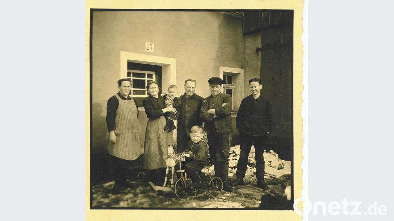 Aus seinem Familienalbum hat Hans Bär – er ist das Kind auf dem Dreirad – dieses Bild aus dem Jahr 1941 herausgesucht. Darauf zu sehen sind Emma Bär, geborene Hiltl (Mutter von Hans Bär), Katharina Bär, geborene Haas (Großmutter) mit Georg Bär (Bruder) auf dem Arm, Johann Bär sen. (Großvater), Johann Bär (Vater) und Karl Bär (Bruder von Johann, erschossen im Krieg von eigenen Kameraden bei der Wache an einem abgestürzten Flugzeug). Bild: exb