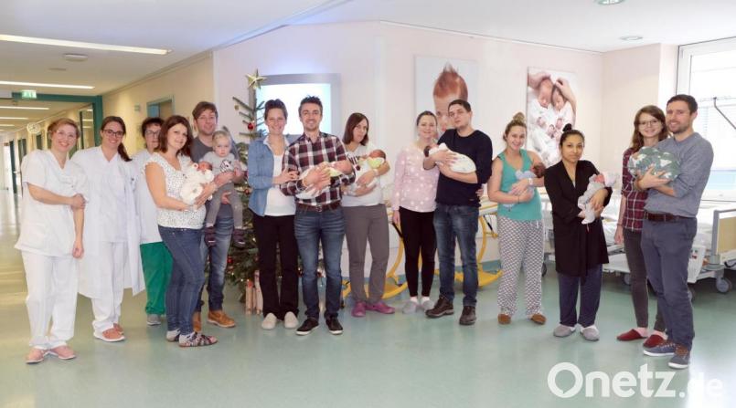 Das sind die stolzen Eltern mit ihrem Nachwuchs sowie Silke Stiegler, Gesundheits- und Kinderkrankenpflegerin, Assistenzärztin Eva-Maria Beer und Hebamme Elke Stollner: Michaela und Tobias Brenner mit Elisa und Baby Belinda, Luisa und Franz Mädler mit Neujahrsbaby Valentin Franz Richard, Jason-Ryan Weigert mit Mama Nicole, Paulina und Grzegorz Sliwa mit Magdalena, Katelyn Hughes mit Emerson, Mama Ana Itzel Espinosa mit Isabella Araceli, Bettina und Stephan May mit dem kleinen Jonas. Bild: Klinikum/Sandra Dietl