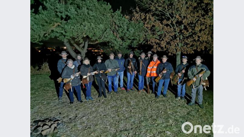 Die 13-köpfige Böllergruppe mit Kommandeuer Tom Ziegler (Siebter von links) böllerte zum Jahresstart. Bild: gz