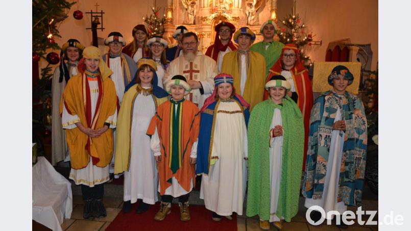 Bereits am Neujahrstag wurden in der Pfarrei Herz Jesu Pechbrunn die Sternsinger ausgesandt, die morgen Samstag die Familien in der Pfarrei besuchen werden. Insgesamt vier Sternsingergruppen werden unterwegs sein. Pfarrer Robert Ploß erbat den Segen für die Sternsinger. Bild: jr