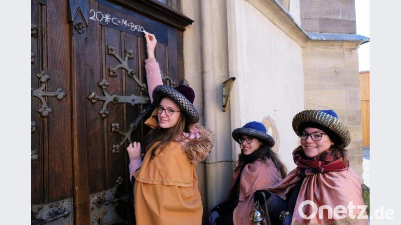Symbolkraft haben die Buchstaben C + M + B, die, versehen mit der Jahreszahl, an die Haustüren geschrieben werden. Die Zeichen stehen für den Segenswunsch "Christus mansionem benedicat", zu Deutsch "Christus segne dieses Haus". Wahlweise gibt es auch Aufkleber. Bild: do