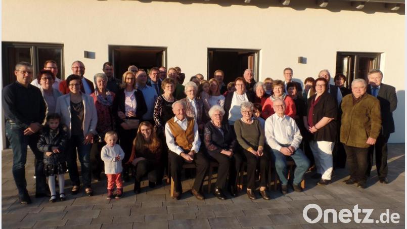 Im Kreise einer großen Gratulantenschar feierte Christl Heier (sitzend, Zweite von links) ihren 80. Geburtstag. Im Namen der Gemeinde Speichersdorf gratulierte Bürgermeister Manfred Porsch (rechts) sowie für den VdK-Ortsverband, zweiter Vorsitztender Günther Vogel (Zweiter von rechts). Bild: br