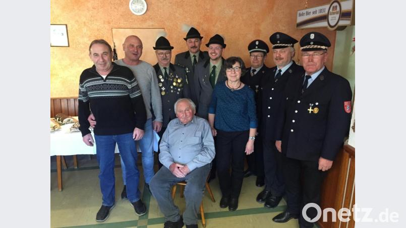 Wilhelm Zwack feierte im Kreise seiner Familie und Verwandten seinen 90. Geburtstag. Dazu gratulierten seine Söhne Georg und Willi (von links) und Tochter Margret sowie die Feuerwehr mit Vorsitzenden Rudolf Mitlmeier und der Schützenverein Etzgersrieth mit Schützenmeister Jonas Weiß. Gratuliert hatte auch der Vorsitzende vom Kriegerverein Wolfgang Piehler. Bild: gi