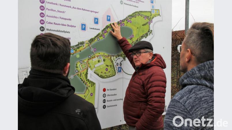 Der Tirschenreuther SPD-Chef Gunar Prauschke erklärt beim Ortstermin den Neustädter Genossen das Landesgartenschau-Gelände.