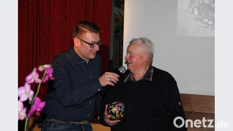 Martin Solfrank (rechts) erzählte von den Anfängen des Theaterspiels in Freudenberg. Andreas Hahn führte durch das Programm. Bild: gri