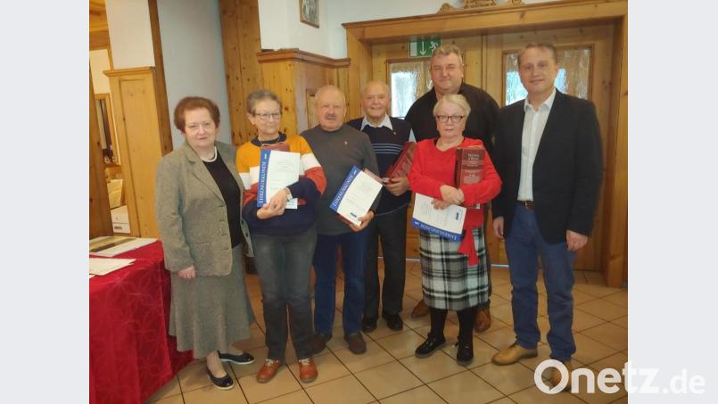 Bei seiner Jahresabschlussfeier ehrte der VdK-Ortsverein langjährige Mitglieder (von links): VdK-Kreisvorsitzende Marianne Kies-Baldasty, Evi Lang, Günter Zeller (beide 20 Jahre), Johann Auers (25 Jahre), VdK-Ortsvorsitzender Frank Senft, Elisabeth Zeller (20 Jahre) und Zweiter Bürgermeister Hermann Böhm. Bild: usc