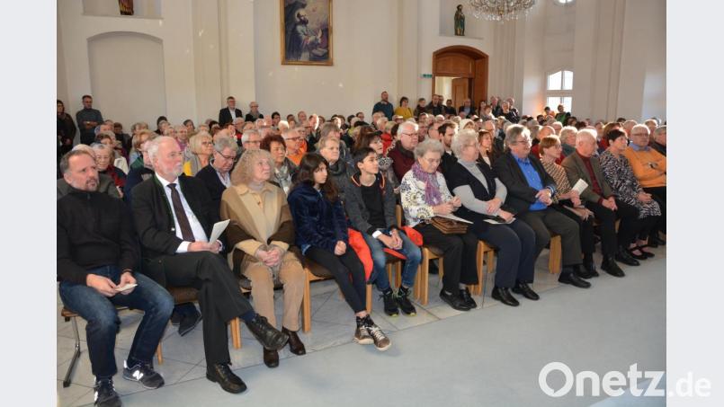 Kein Platz blieb beim Neujahrskonzert im Festsaal des Schlosses Fockenfeld frei. Viele Besucher, die aus der ganzen Region kamen, mussten in den Gängen sitzen, so groß war der Andrang. Sie erlebten zum Jahresanfang ein musikalisches Feuerwerk der Extraklasse. Bild: jr