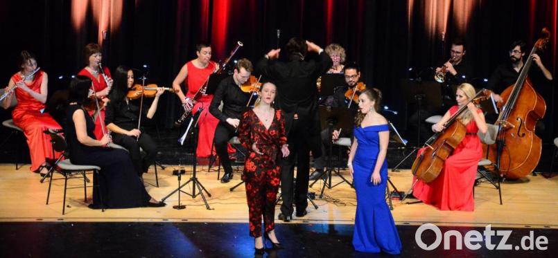 &quot;Barcarole&quot; aus &quot;Hoffmanns Erzählungen&quot; von Jacques Offenbach wurde von zwei Solistinnen vorgetragen. Im Hintergrund das &quot;Wiener Walzer Orchester&quot; unter Leitung von Erik Schober. Bild: Kunz