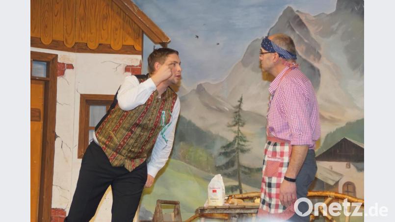 &quot;Moinst i bin bled?&quot; - Selbstbewusst tritt Dominikus (Sebastian Stoiber) gegenüber dem Koglhofbauer (Sepp Schneider) auf. Bild: mmj