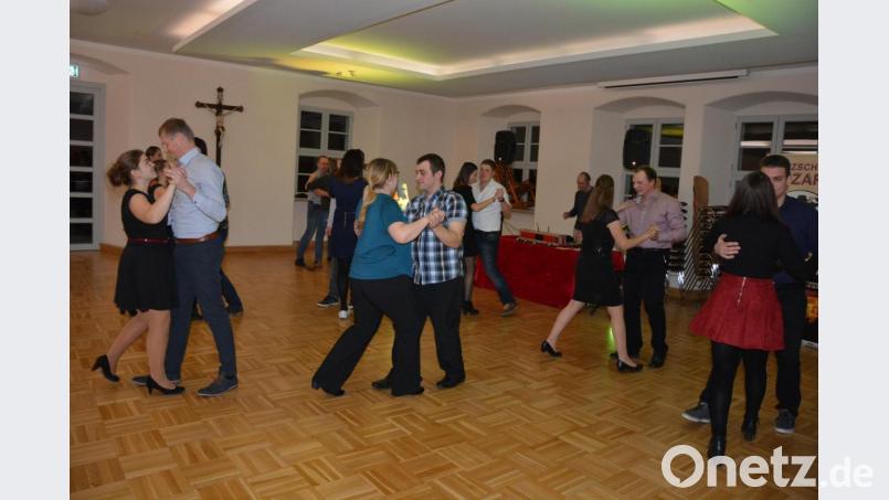 An fünf Abenden erlernten im Leonberger Pfarr- und Jugendheim zwölf Paare die Grundzüge des Tanzens. Erstmals führte die Volkshochschule in Leonberg einen Tanzkurs durch, der gleich hervorragend angenommen wurde. Beim Abschlussabend wurde das Erlernte mit dem Tanzpartner auf dem Parkett umgesetzt. Bild: jr