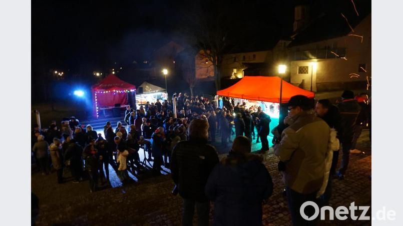 &quot;Volle Hütte&quot; und bunte Lichter - nur Schnee und Eis fehlten auf der WSV-Winterparty. Bild: eib