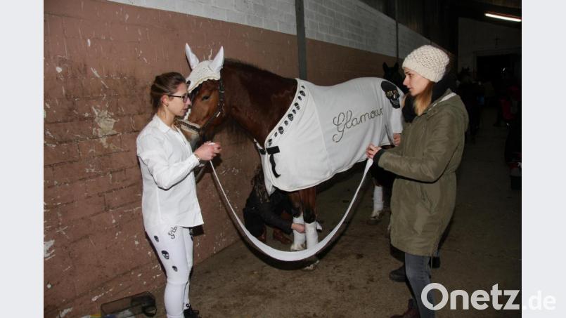 Bevor Pferd und Reiter den „Laufsteg“ betraten wurden die Teilnehmer draußen an der Halle hübsch eingekleidet. Bild: wro