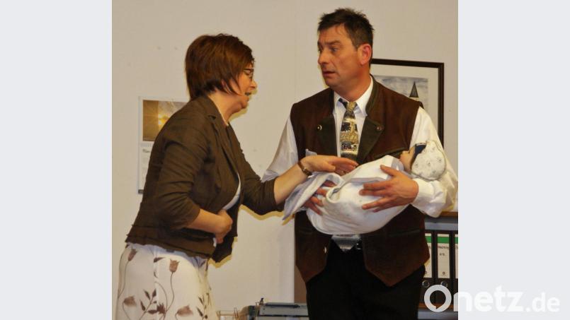 Leihbaby Lukas bei seinen Tageseltern Christa (Sonja Hauser) und Hans (Josef Promberger). Bild: agr